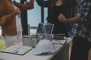 eléctrico ingeniero con empresario que se discute nuevo proyecto instalación solar célula panel en el techo de edificio. alternativa energía concepto. foto