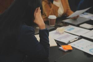 equipo de joven asiático empresario tener grave y desacuerdo en equipo reunión para próximo proyecto para márketing y rebaja administración con rascacielos ver para negocio puesta en marcha y educación concepto foto