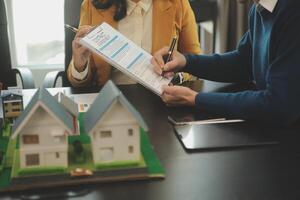 equipo de arquitecturas y empresarios que se discute y lluvia de ideas en piso plan modificación para real inmuebles inversión y alojamiento desarrollo proyecto foto