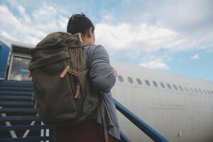 contento atractivo asiático mujer viajero con mochila a el moderno aeropuerto Terminal, Copiar espacio, turista viaje viaje concepto foto