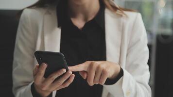 joven confidente exitoso mujer de negocios utilizando ordenador portátil y digital tableta, enfocado en trabajar, creando negocio estrategia planes en tableta. hembra negocio profesional de lejos trabajando en línea desde hogar. video