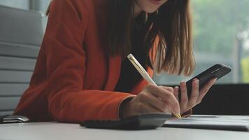 jong zelfverzekerd geslaagd zakenvrouw gebruik makend van laptop en digitaal tablet, gefocust Aan werk, creëren bedrijf strategie plannen Aan tablet. vrouw bedrijf professioneel ver weg werken online van huis. video