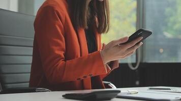 jong zelfverzekerd geslaagd zakenvrouw gebruik makend van laptop en digitaal tablet, gefocust Aan werk, creëren bedrijf strategie plannen Aan tablet. vrouw bedrijf professioneel ver weg werken online van huis. video