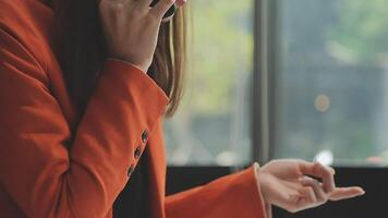 jong zelfverzekerd geslaagd zakenvrouw gebruik makend van laptop en digitaal tablet, gefocust Aan werk, creëren bedrijf strategie plannen Aan tablet. vrouw bedrijf professioneel ver weg werken online van huis. video