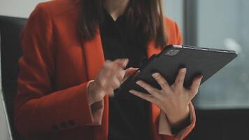 jong zelfverzekerd geslaagd zakenvrouw gebruik makend van laptop en digitaal tablet, gefocust Aan werk, creëren bedrijf strategie plannen Aan tablet. vrouw bedrijf professioneel ver weg werken online van huis. video