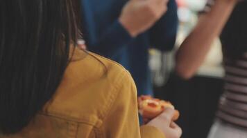 almoço, feliz amigos e pizza festa com comida, bebidas e conversação, social encontro e pegue junto. jovem pessoas, grupo e felicidade às velozes Comida pizzaria, restaurante e celebração às casa video