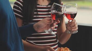 lunch, gelukkig vrienden en pizza partij met voedsel, drankjes en gesprek, sociaal bijeenkomst en krijgen samen. jong mensen, groep en geluk Bij snel voedsel pizzeria, restaurant en viering Bij huis video