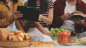 il pranzo, contento amici e Pizza festa con cibo, bevande e conversazione, sociale raccolta e ottenere insieme. giovane le persone, gruppo e felicità a veloce cibo pizzeria, ristorante e celebrazione a casa video