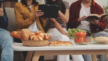 lunch, gelukkig vrienden en pizza partij met voedsel, drankjes en gesprek, sociaal bijeenkomst en krijgen samen. jong mensen, groep en geluk Bij snel voedsel pizzeria, restaurant en viering Bij huis video