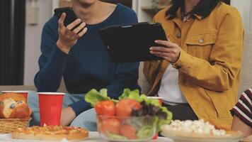 Mittagessen, glücklich freunde und Pizza Party mit Essen, Getränke und Gespräch, Sozial Versammlung und erhalten zusammen. jung Menschen, Gruppe und Glück beim schnell Essen Pizzeria, Restaurant und Feier beim Zuhause video