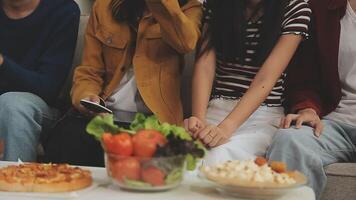 lunch, gelukkig vrienden en pizza partij met voedsel, drankjes en gesprek, sociaal bijeenkomst en krijgen samen. jong mensen, groep en geluk Bij snel voedsel pizzeria, restaurant en viering Bij huis video