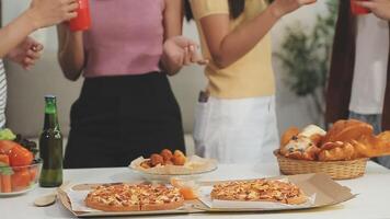 lunch, gelukkig vrienden en pizza partij met voedsel, drankjes en gesprek, sociaal bijeenkomst en krijgen samen. jong mensen, groep en geluk Bij snel voedsel pizzeria, restaurant en viering Bij huis video