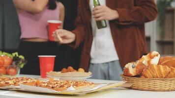 lunch, gelukkig vrienden en pizza partij met voedsel, drankjes en gesprek, sociaal bijeenkomst en krijgen samen. jong mensen, groep en geluk Bij snel voedsel pizzeria, restaurant en viering Bij huis video