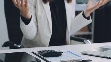 jovem confiante bem sucedido empresária usando computador portátil e digital tábua, focado em trabalhar, criando o negócio estratégia planos em tábua. fêmea o negócio profissional distante trabalhando conectados a partir de lar. video