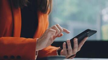 jong zelfverzekerd geslaagd zakenvrouw gebruik makend van laptop en digitaal tablet, gefocust Aan werk, creëren bedrijf strategie plannen Aan tablet. vrouw bedrijf professioneel ver weg werken online van huis. video