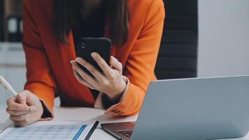 jong zelfverzekerd geslaagd zakenvrouw gebruik makend van laptop en digitaal tablet, gefocust Aan werk, creëren bedrijf strategie plannen Aan tablet. vrouw bedrijf professioneel ver weg werken online van huis. video