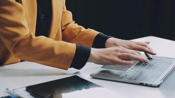 jovem confiante bem sucedido empresária usando computador portátil e digital tábua, focado em trabalhar, criando o negócio estratégia planos em tábua. fêmea o negócio profissional distante trabalhando conectados a partir de lar. video