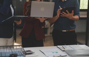 grupo de jóvenes empresarios asiáticos del equipo de negocios creativos compañeros de trabajo en el cargo felices de tener éxito en el trabajo en equipo de la asociación celebrando el logro y el concepto de éxito. foto