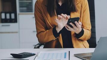 giovane fiducioso riuscito donna d'affari utilizzando il computer portatile e digitale tavoletta, focalizzata su opera, la creazione di attività commerciale strategia piani su tavoletta. femmina attività commerciale professionale distante Lavorando in linea a partire dal casa. video