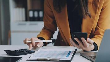 joven confidente exitoso mujer de negocios utilizando ordenador portátil y digital tableta, enfocado en trabajar, creando negocio estrategia planes en tableta. hembra negocio profesional de lejos trabajando en línea desde hogar. video