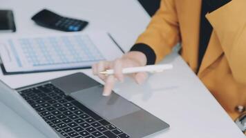 jovem confiante bem sucedido empresária usando computador portátil e digital tábua, focado em trabalhar, criando o negócio estratégia planos em tábua. fêmea o negócio profissional distante trabalhando conectados a partir de lar. video