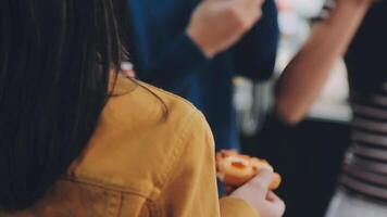 lunch, gelukkig vrienden en pizza partij met voedsel, drankjes en gesprek, sociaal bijeenkomst en krijgen samen. jong mensen, groep en geluk Bij snel voedsel pizzeria, restaurant en viering Bij huis video