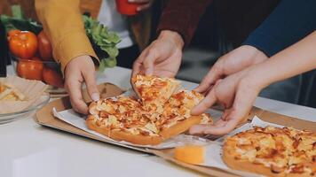 lunch, gelukkig vrienden en pizza partij met voedsel, drankjes en gesprek, sociaal bijeenkomst en krijgen samen. jong mensen, groep en geluk Bij snel voedsel pizzeria, restaurant en viering Bij huis video