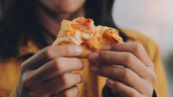 lunch, gelukkig vrienden en pizza partij met voedsel, drankjes en gesprek, sociaal bijeenkomst en krijgen samen. jong mensen, groep en geluk Bij snel voedsel pizzeria, restaurant en viering Bij huis video