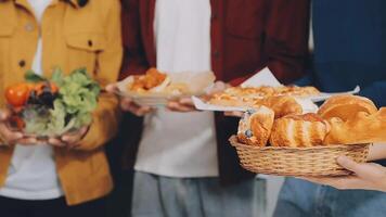 il pranzo, contento amici e Pizza festa con cibo, bevande e conversazione, sociale raccolta e ottenere insieme. giovane le persone, gruppo e felicità a veloce cibo pizzeria, ristorante e celebrazione a casa video