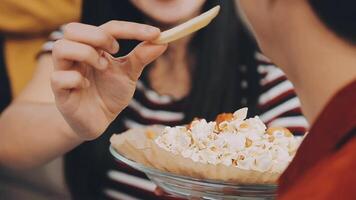 lunch, gelukkig vrienden en pizza partij met voedsel, drankjes en gesprek, sociaal bijeenkomst en krijgen samen. jong mensen, groep en geluk Bij snel voedsel pizzeria, restaurant en viering Bij huis video