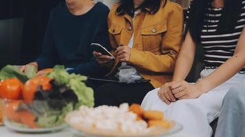 lunch, gelukkig vrienden en pizza partij met voedsel, drankjes en gesprek, sociaal bijeenkomst en krijgen samen. jong mensen, groep en geluk Bij snel voedsel pizzeria, restaurant en viering Bij huis video