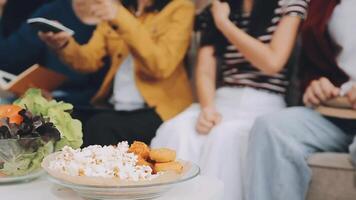 lunch, gelukkig vrienden en pizza partij met voedsel, drankjes en gesprek, sociaal bijeenkomst en krijgen samen. jong mensen, groep en geluk Bij snel voedsel pizzeria, restaurant en viering Bij huis video