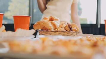 il pranzo, contento amici e Pizza festa con cibo, bevande e conversazione, sociale raccolta e ottenere insieme. giovane le persone, gruppo e felicità a veloce cibo pizzeria, ristorante e celebrazione a casa video