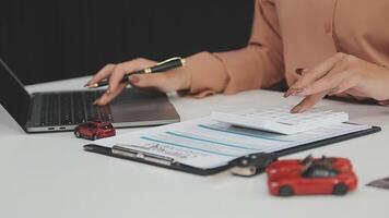 verzekering officieren hand- over- de auto sleutels na de huurder. hebben ondertekend een auto verzekering document of een huren of overeenkomst document buying of verkoop een nieuw of gebruikt auto met een auto video