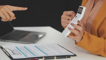 Insurance officers hand over the car keys after the tenant. have signed an auto insurance document or a lease or agreement document Buying or selling a new or used car with a car video