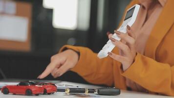 Versicherung Offiziere Hand Über das Auto Schlüssel nach das Mieter. haben unterzeichnet ein Auto Versicherung dokumentieren oder ein mieten oder Zustimmung dokumentieren Kauf oder Verkauf ein Neu oder benutzt Auto mit ein Auto video