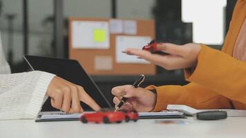 verzekering officieren hand- over- de auto sleutels na de huurder. hebben ondertekend een auto verzekering document of een huren of overeenkomst document buying of verkoop een nieuw of gebruikt auto met een auto video