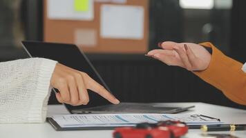 verzekering officieren hand- over- de auto sleutels na de huurder. hebben ondertekend een auto verzekering document of een huren of overeenkomst document buying of verkoop een nieuw of gebruikt auto met een auto video