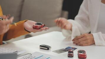 Insurance officers hand over the car keys after the tenant. have signed an auto insurance document or a lease or agreement document Buying or selling a new or used car with a car video