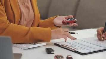 verzekering officieren hand- over- de auto sleutels na de huurder. hebben ondertekend een auto verzekering document of een huren of overeenkomst document buying of verkoop een nieuw of gebruikt auto met een auto video