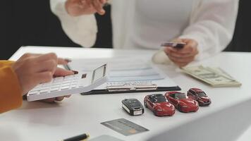 Insurance officers hand over the car keys after the tenant. have signed an auto insurance document or a lease or agreement document Buying or selling a new or used car with a car video