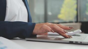 Mujer que trabaja en la oficina en casa con la mano en el teclado cerrar video