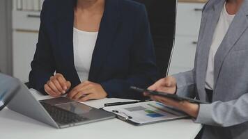 equipe de negócios financeiros presente. as mãos do homem de negócios seguram documentos com foto de estoque de estatística financeira, discussão e dados de relatório de análise os gráficos e gráficos. conceito financeiro de finanças video