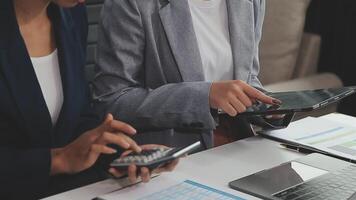 équipe commerciale financière présente. les mains de l'homme d'affaires tiennent des documents avec des photos de stock de statistiques financières, des discussions et des données de rapport d'analyse les tableaux et les graphiques. concept financier des finances video