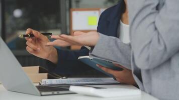 équipe commerciale financière présente. les mains de l'homme d'affaires tiennent des documents avec des photos de stock de statistiques financières, des discussions et des données de rapport d'analyse les tableaux et les graphiques. concept financier des finances video