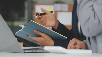 equipo de negocios financieros presente. las manos del hombre de negocios sostienen documentos con estadísticas financieras, fotos de stock, discusión y análisis de datos de informes de tablas y gráficos. finanzas concepto financiero video