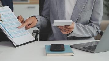 equipe de negócios financeiros presente. as mãos do homem de negócios seguram documentos com foto de estoque de estatística financeira, discussão e dados de relatório de análise os gráficos e gráficos. conceito financeiro de finanças video