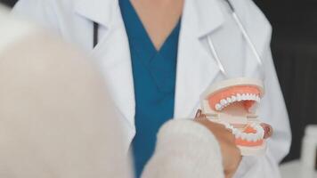 dentiste spectacles problème zones dans les dents sur artificiel mâchoire fermer video