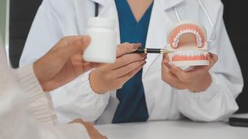 dentiste spectacles problème zones dans les dents sur artificiel mâchoire fermer video