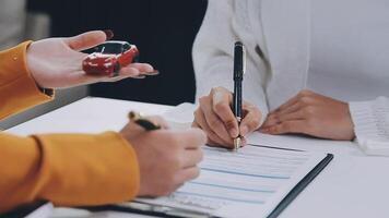 verzekering officieren hand- over- de auto sleutels na de huurder. hebben ondertekend een auto verzekering document of een huren of overeenkomst document buying of verkoop een nieuw of gebruikt auto met een auto video